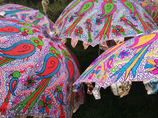Sfeervolle parasol met papegaai voor in de tuin of voor op het strand.
